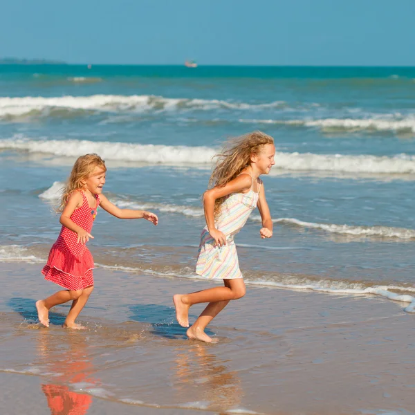 快乐的孩子们在海边玩 — 图库照片