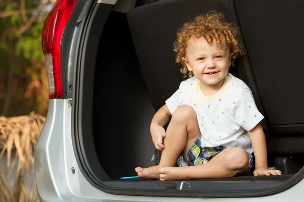 Liten pojke i bilen — Stockfoto