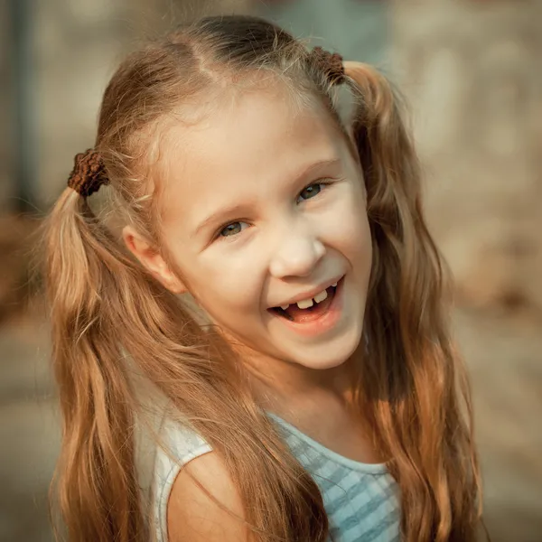 Portret van een gelukkig kind — Stockfoto