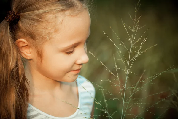 Portret van een gelukkig kind — Stockfoto