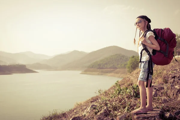 Menina com mochila tarde na margem do lago — Fotografia de Stock