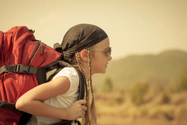 Menina com mochila andando na estrada — Fotografia de Stock