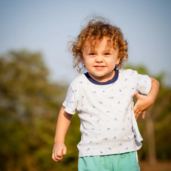 Portret van een gelukkig kind — Stockfoto