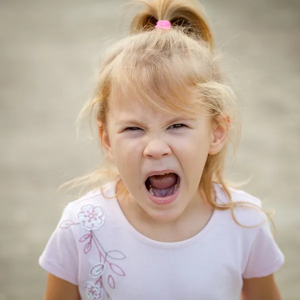 Portret van een gelukkig kind — Stockfoto