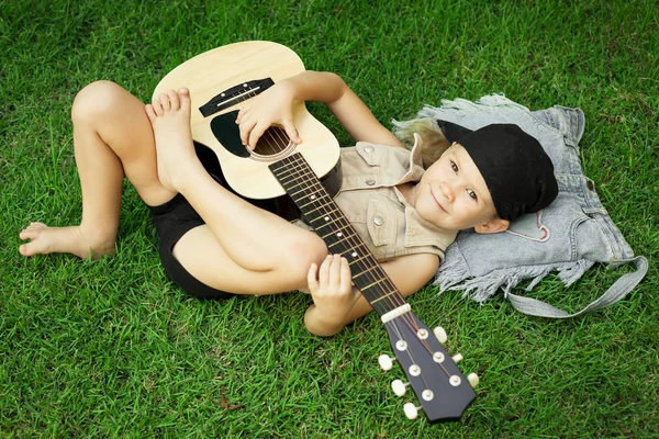 Маленькая девочка играет на гитаре — стоковое фото