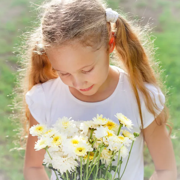 Girl with flowers in hand — Stock Photo, Image