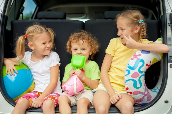 Tre bambini felici in macchina — Foto Stock