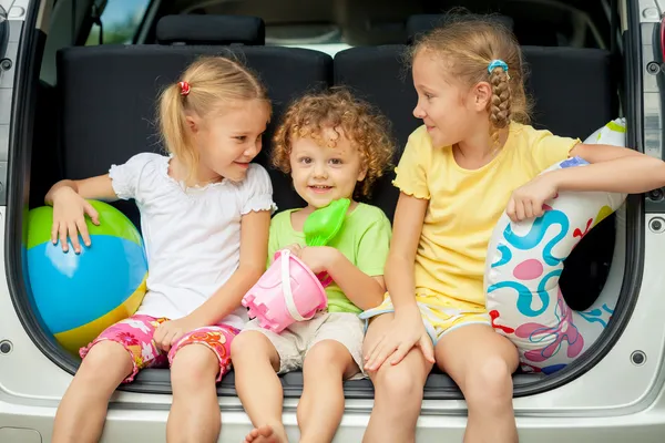 Tre bambini felici in macchina — Foto Stock