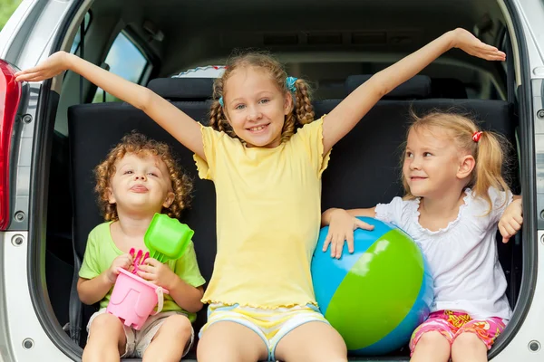 Tre bambini felici in macchina — Foto Stock