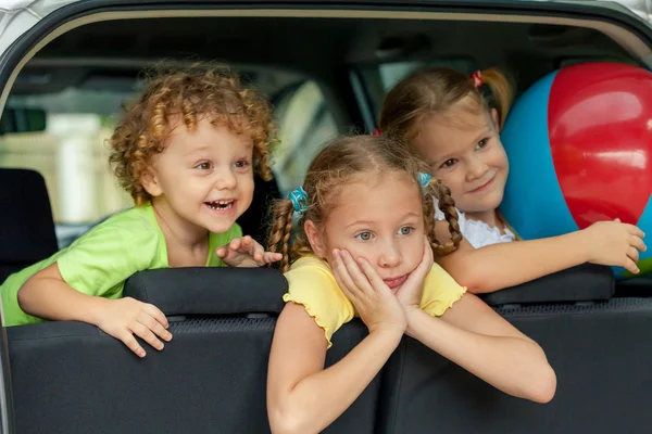 Três crianças felizes no carro — Fotografia de Stock