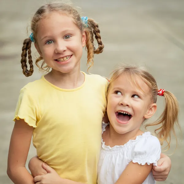 Twee gelukkige zusters — Stockfoto