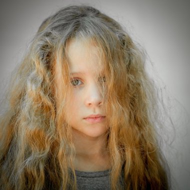 üzgün çocuk portresi