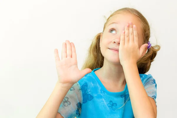 Fröhlich lächelndes kleines Mädchen auf weißem Hintergrund. Schulschwänzer — Stockfoto