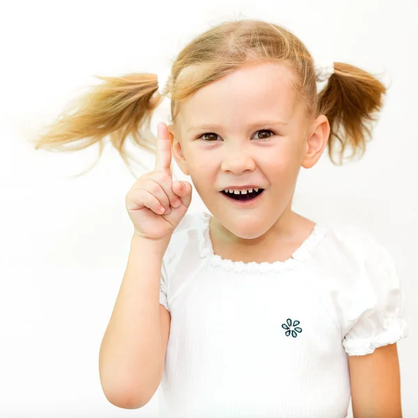 Fröhlich lächelndes kleines Mädchen auf weißem Hintergrund. Schulschwänzer — Stockfoto