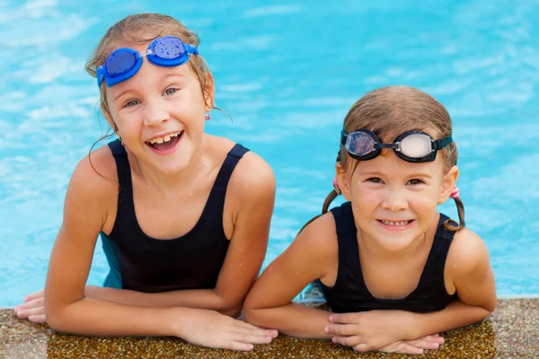 Två glada små flickor i poolen — Stockfoto