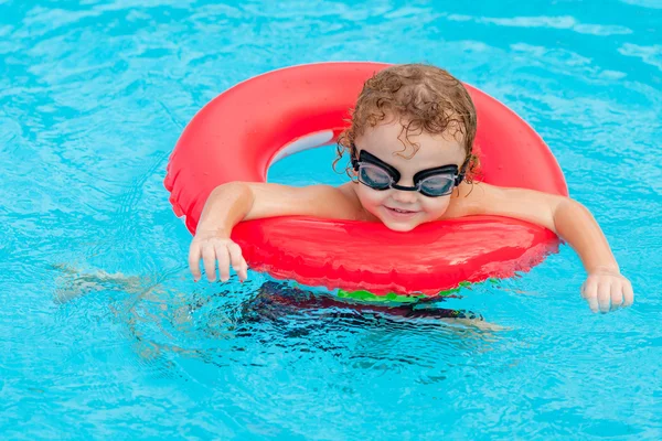 Petit garçon jouant dans la piscine — Photo