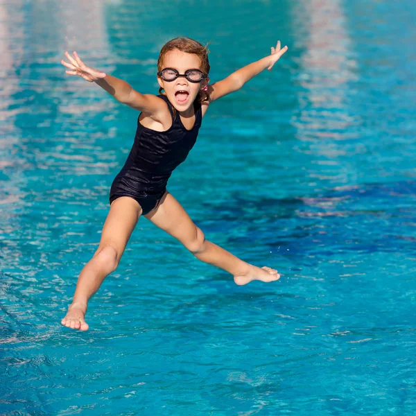 Mała dziewczynka bawiąca się w basenie — Zdjęcie stockowe