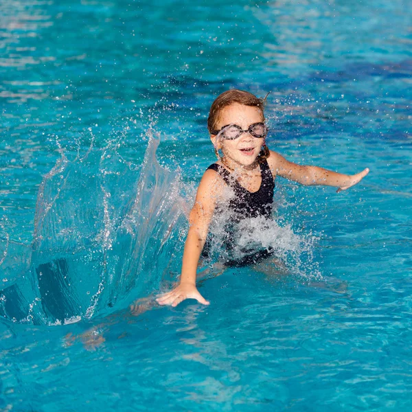 Liten flicka som leker i poolen — Stockfoto