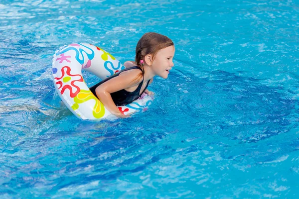 Yüzme havuzunda oynayan küçük kız — Stok fotoğraf
