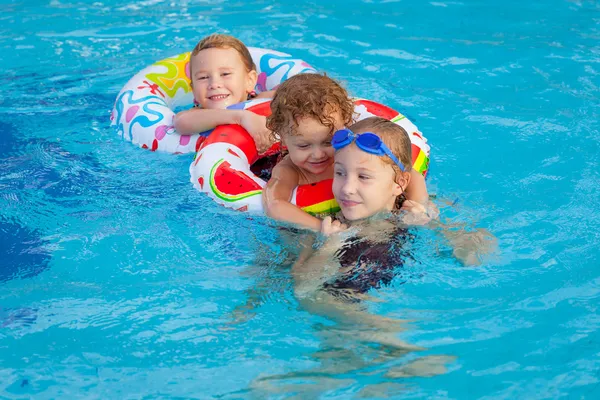 Glad lilla barn leker i poolen — Stockfoto