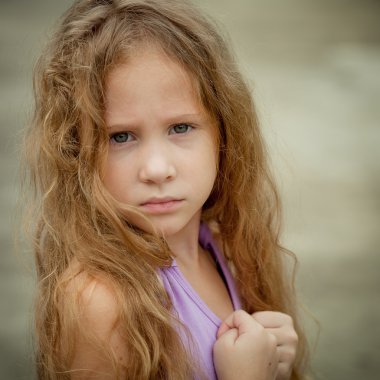 üzgün çocuk portresi