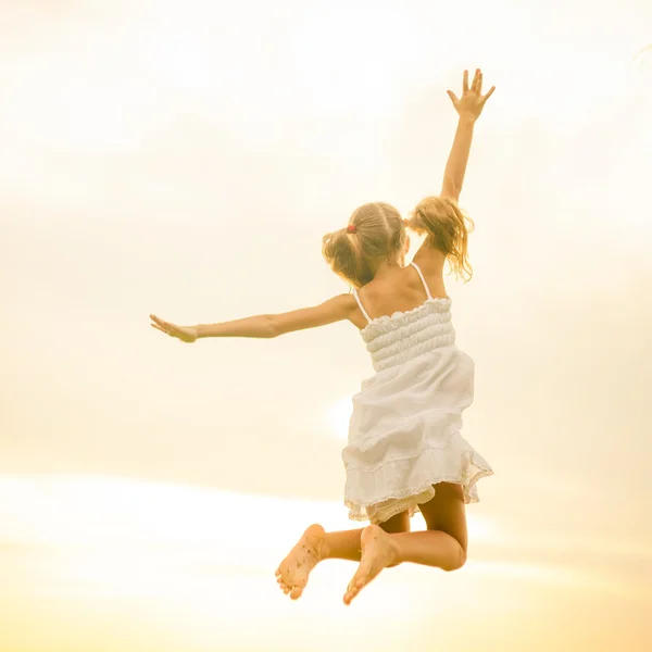 Flying jumping beach girl at blue sea shore in summer vacation i — Stock Photo, Image