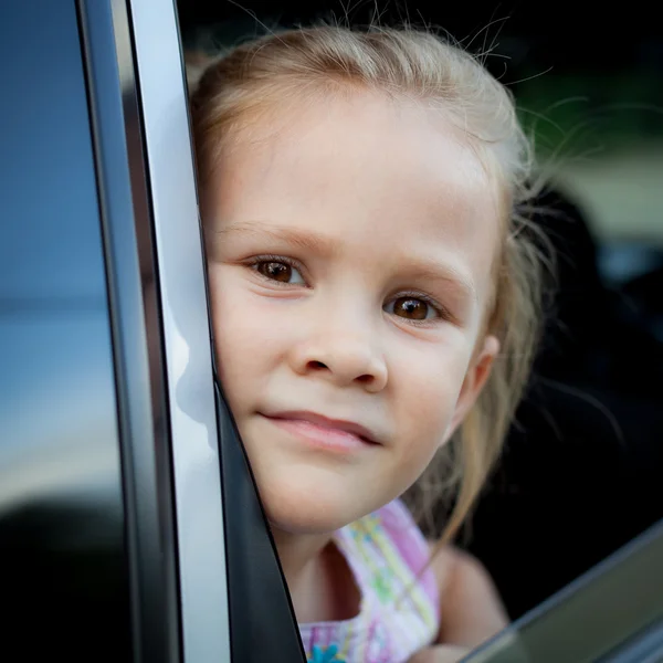 Arabada oturan küçük kız. — Stok fotoğraf