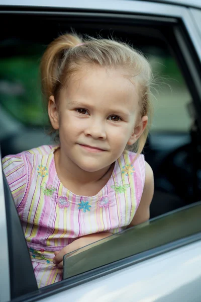 Liten flicka sitter i bilen — Stockfoto