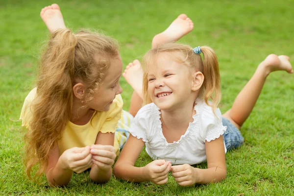 Дві щасливі маленькі дівчатка — стокове фото