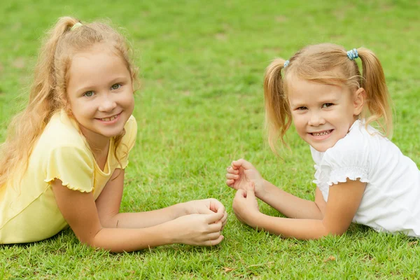 Deux petites filles heureuses dans le parc — Photo