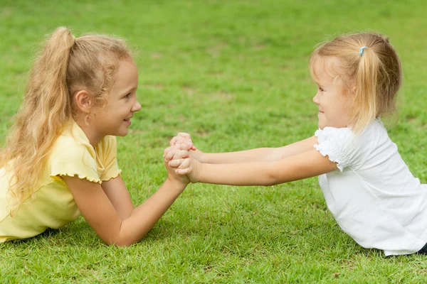 Дві щасливі маленькі дівчатка — стокове фото