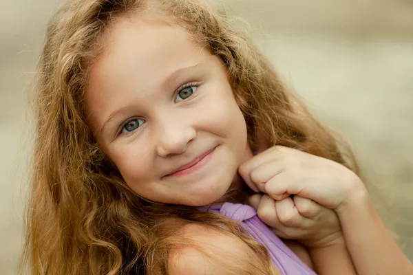 Retrato de uma menina feliz — Fotografia de Stock