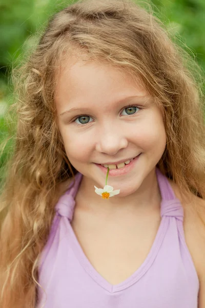 Retrato de uma menina com flor — Fotografia de Stock