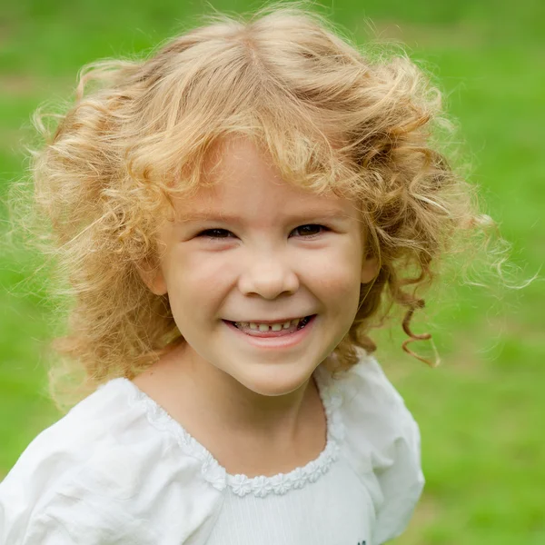 Portret van een gelukkig meisje — Stockfoto