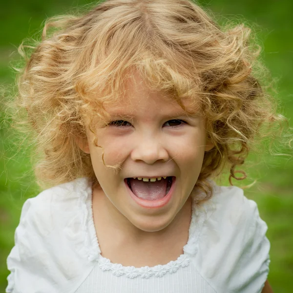 Πορτρέτο ενός ευτυχισμένου κοριτσιού — Φωτογραφία Αρχείου