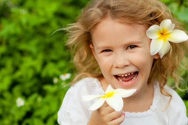Retrato de uma menina com flor — Fotografia de Stock