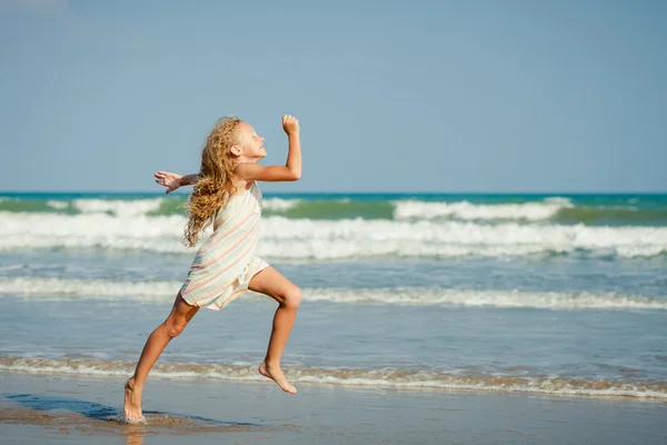 Voando pulando menina praia na costa azul do mar em férias de verão i — Fotografia de Stock