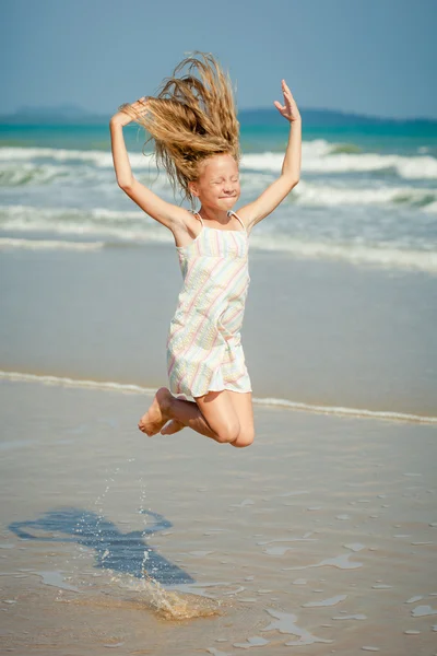 Volando saltando chica de playa en la orilla azul del mar en vacaciones de verano i — Foto de Stock