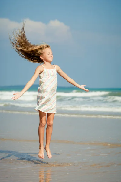 Volando saltando chica de playa en la orilla azul del mar en vacaciones de verano i — Foto de Stock