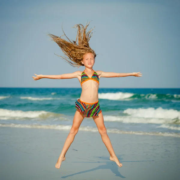 Volando saltando chica de playa en la orilla azul del mar en vacaciones de verano i — Foto de Stock