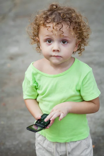 Portret radosny chłopczyk trzymając telefon — Zdjęcie stockowe