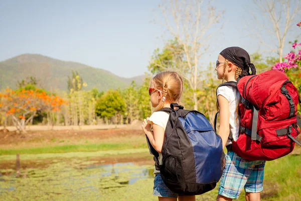 Due bambine con zaino che camminano sulla strada — Foto Stock