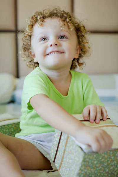Porträt eines fröhlichen kleinen Jungen — Stockfoto