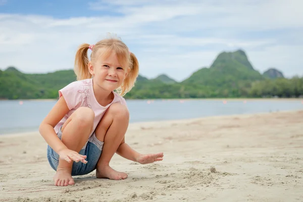 해변에서 행복 한 아이 — 스톡 사진