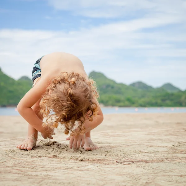 Маленький мальчик играет на пляже. — стоковое фото