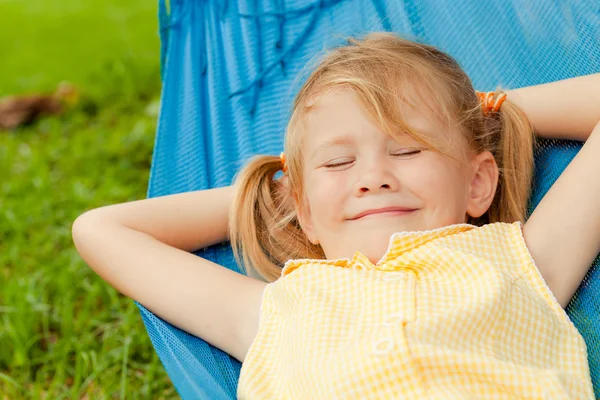 Lilla flickan liggande i en hängmatta — Stockfoto