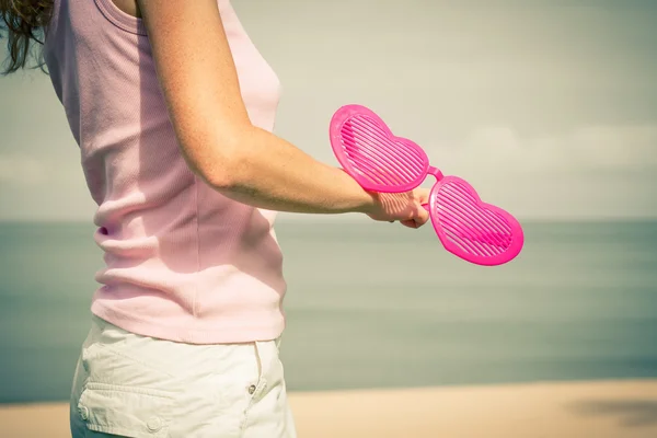 Schöne Frau, die am Strand steht und die Sonne genießt — Stockfoto