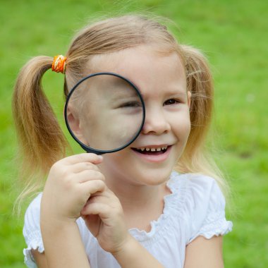 Büyüteç camı açık havada gün süre içinde küçük kızla