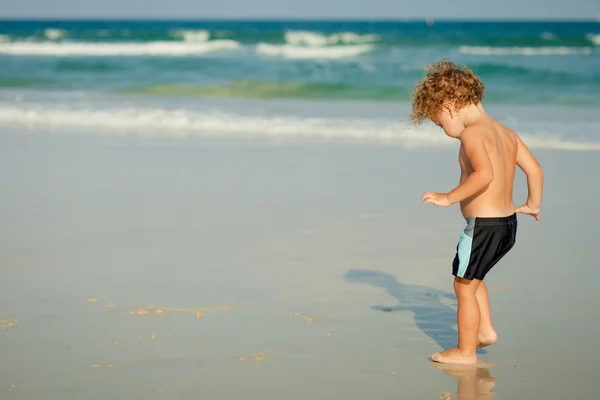 Mały chłopiec bawiący się na plaży. — Zdjęcie stockowe