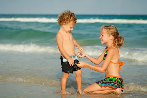Dwójki dzieci szczęśliwy na plaży w czasie dnia — Zdjęcie stockowe